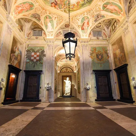 Unesco Loft With Frescoed Entrance Apartment